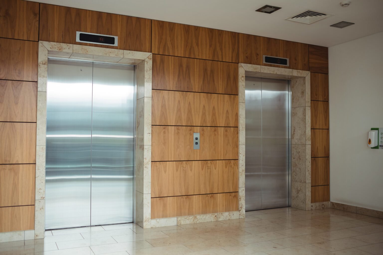 goods-elevators